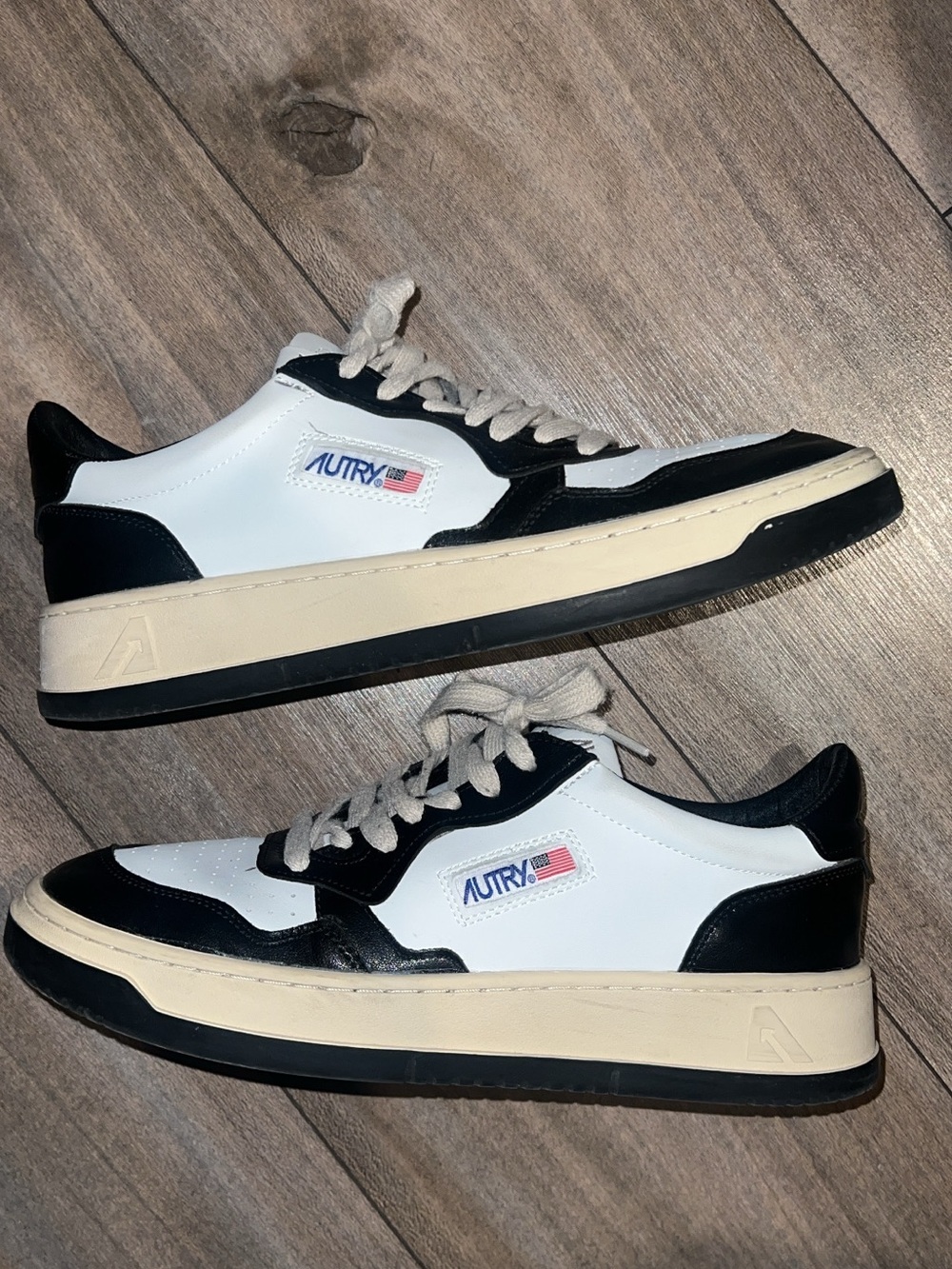Autry Mens White & Black Low-Top Leather Sneakers